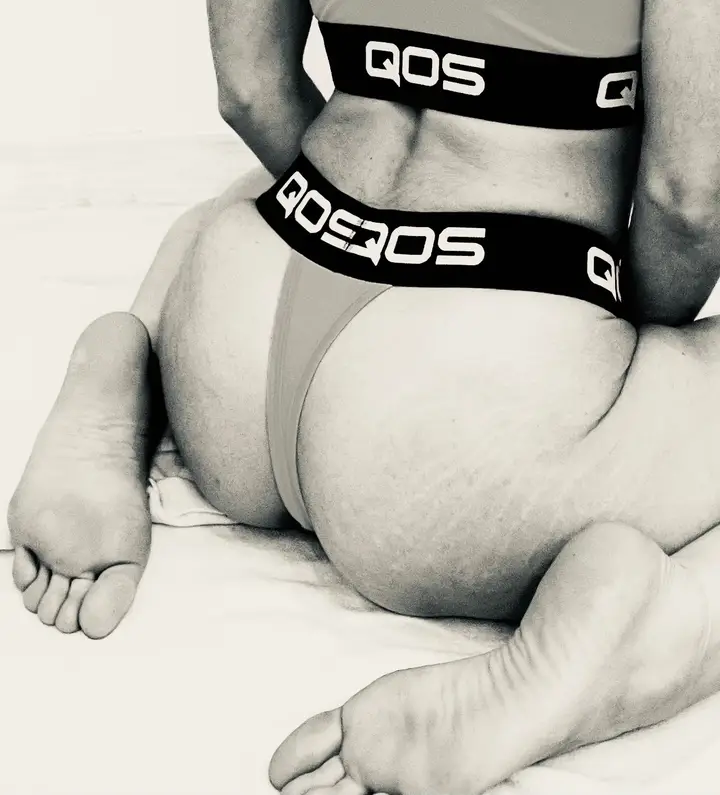 Tiny hotwife