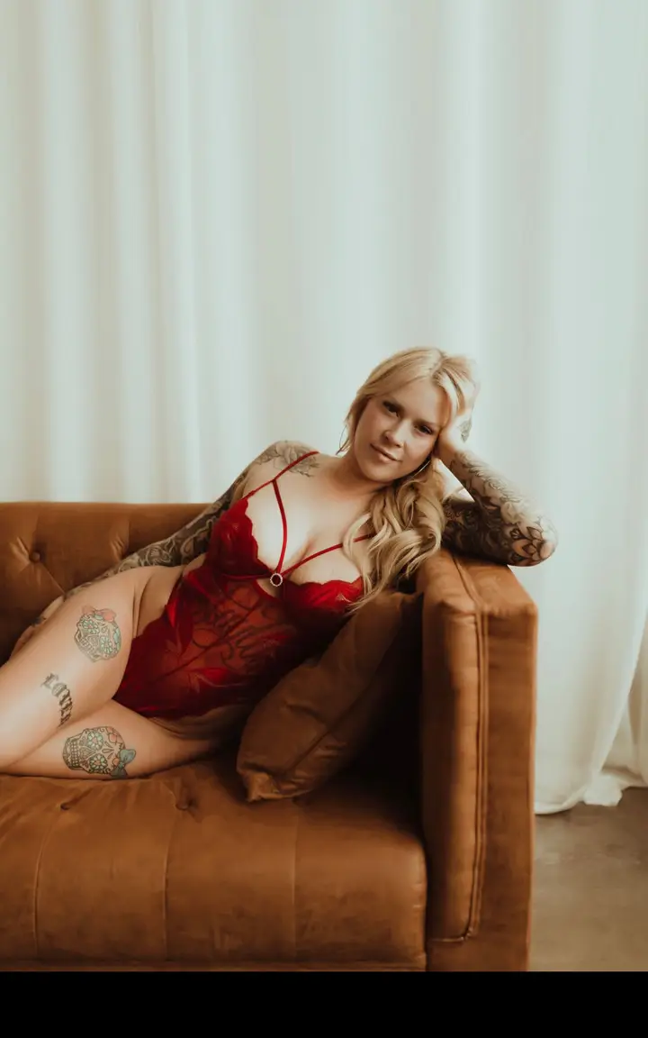 BustyBlonde