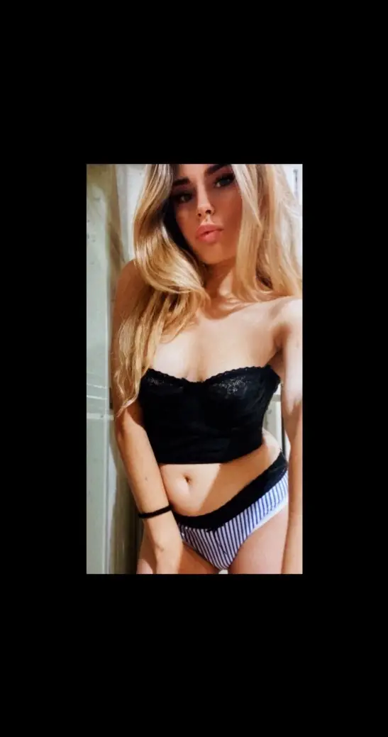 BlondeHotGirl