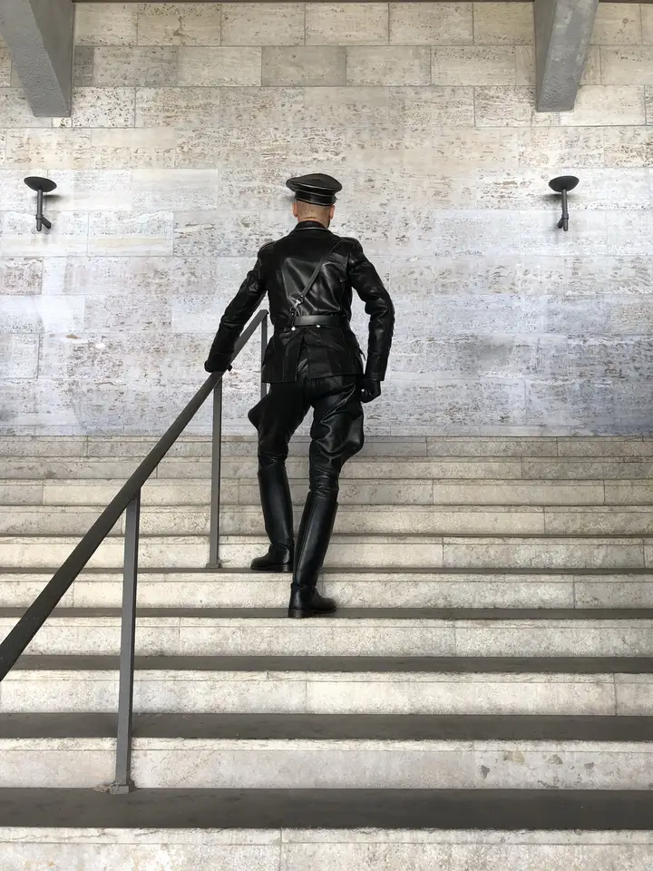 LeatherSkinSir